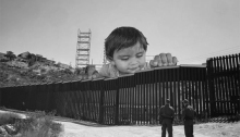 Sobre las fronteras y las políticas de inmigración; obra del artista JR. «Kikito and the border patrol». Tecate, México – USA. 2017. Fuente: http://www.jr-art.net
