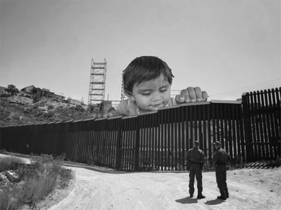 Sobre las fronteras y las políticas de inmigración; obra del artista JR. «Kikito and the border patrol». Tecate, México – USA. 2017. Fuente: http://www.jr-art.net