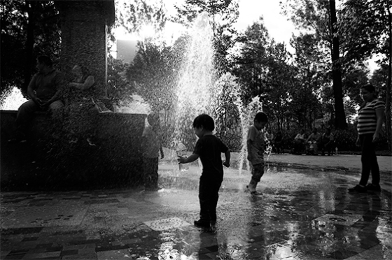 Niños jugando. Alameda Central, Ciudad de México. Fuente: Archivo personal.
